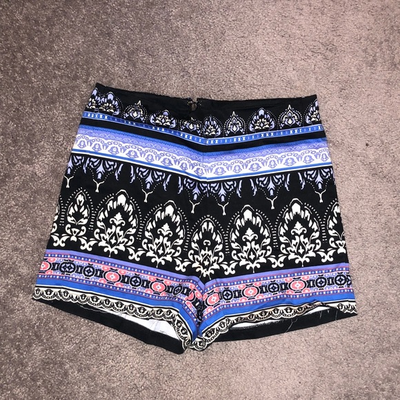 High rise patterned shorts - Picture 1 of 3